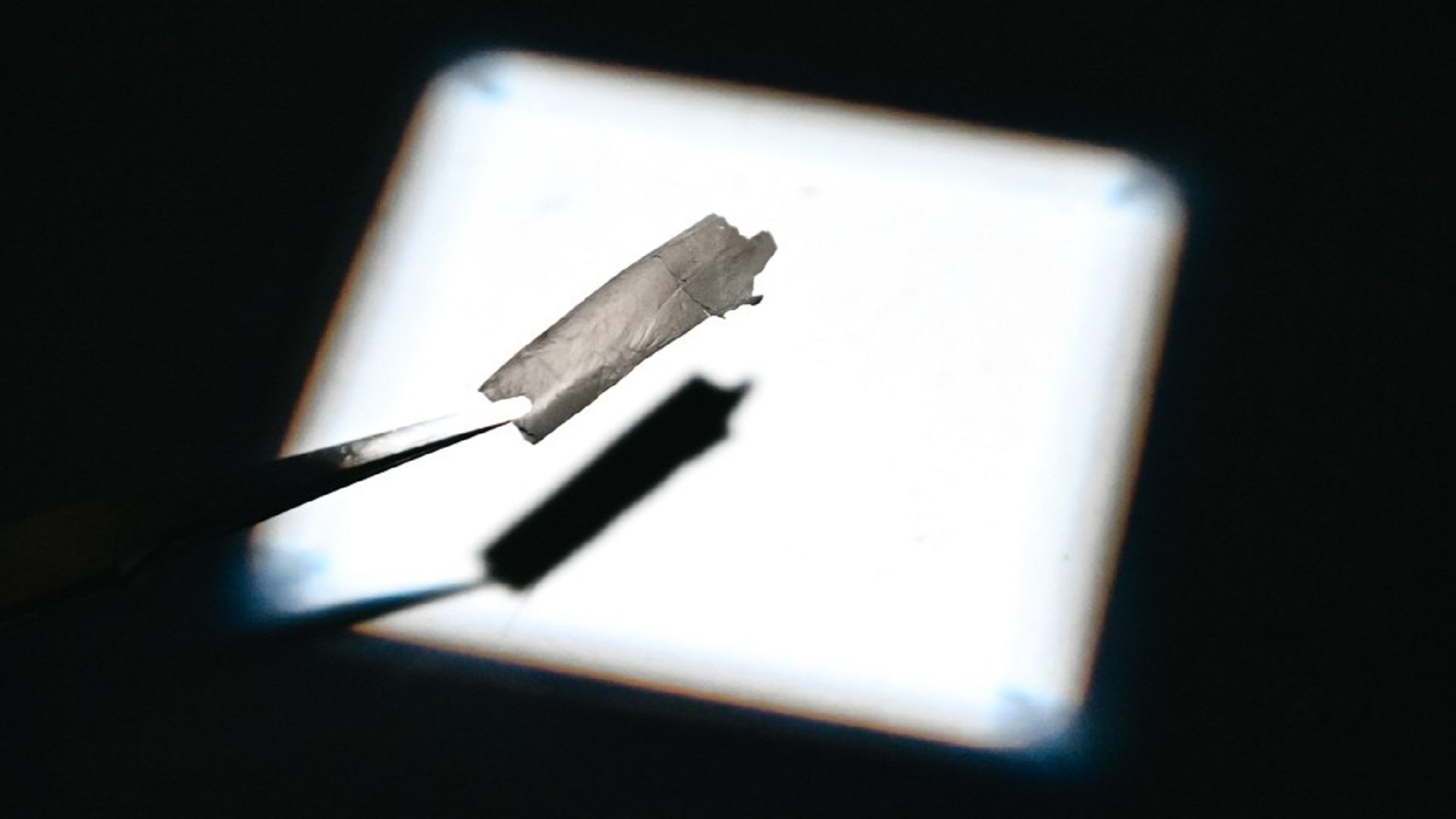 Bộ lọc sợi nano chạy bằng năng lượng mặt trời mới thu giữ carbon từ các ống thông khí