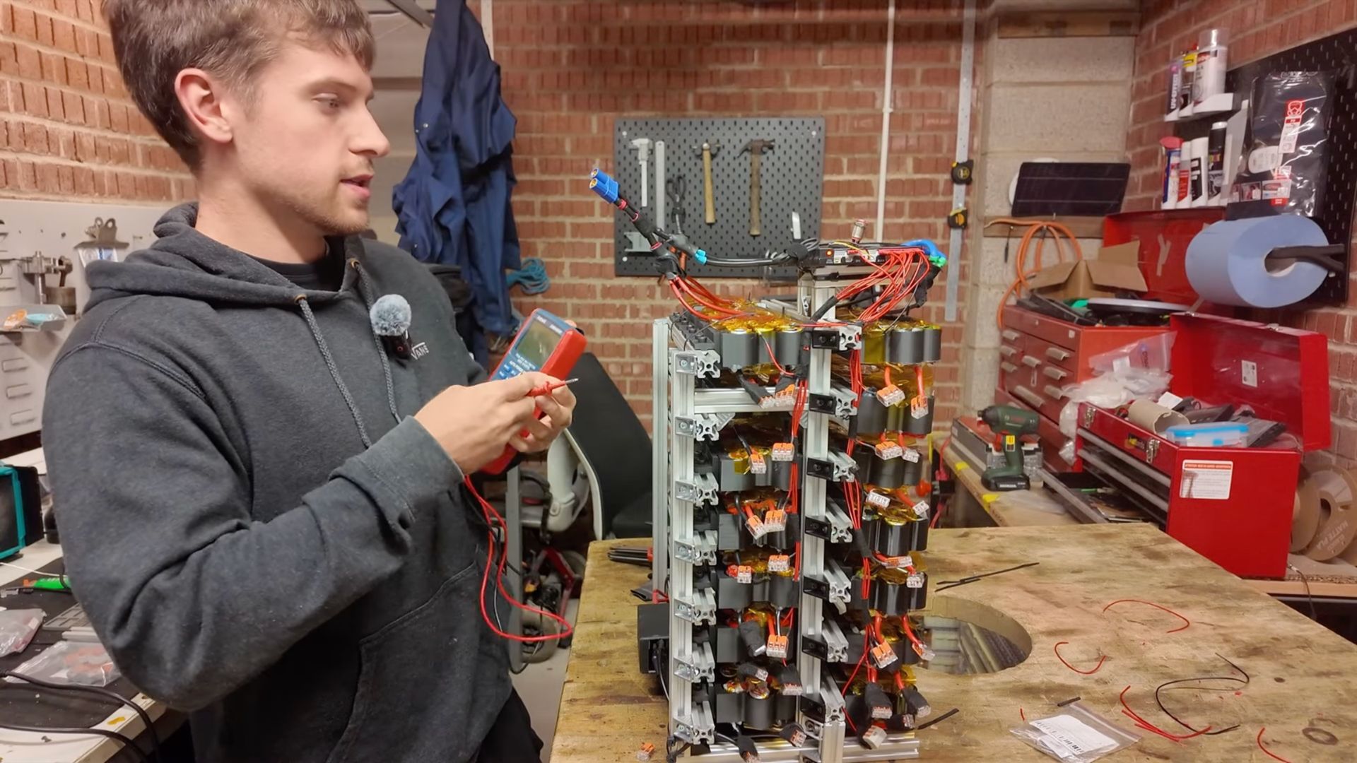 YouTuber xây dựng tường điện ngoài lưới từ 500 pin vape đã qua sử dụng