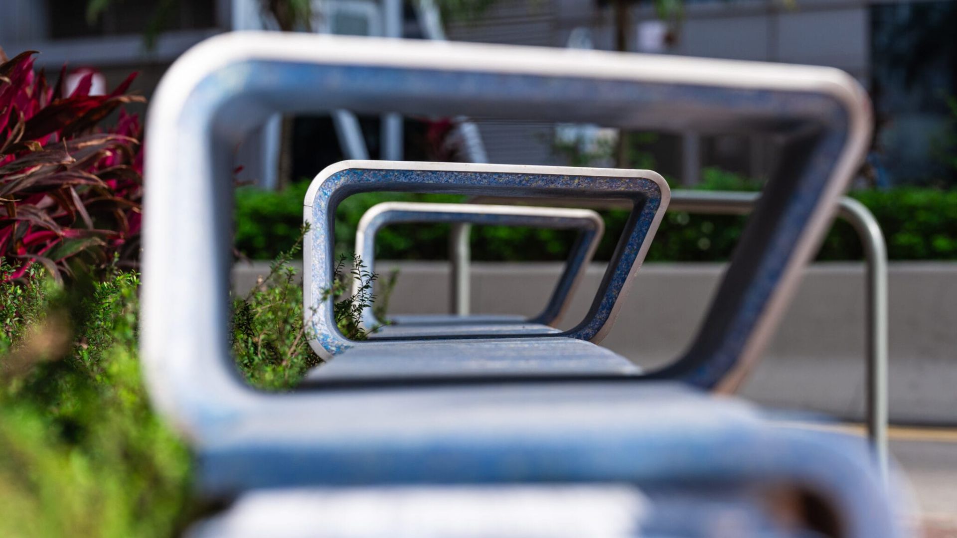 Tác phẩm nghệ thuật tại Hồng Kông biến 9.200 khẩu trang tái chế thành chỗ ngồi công cộng