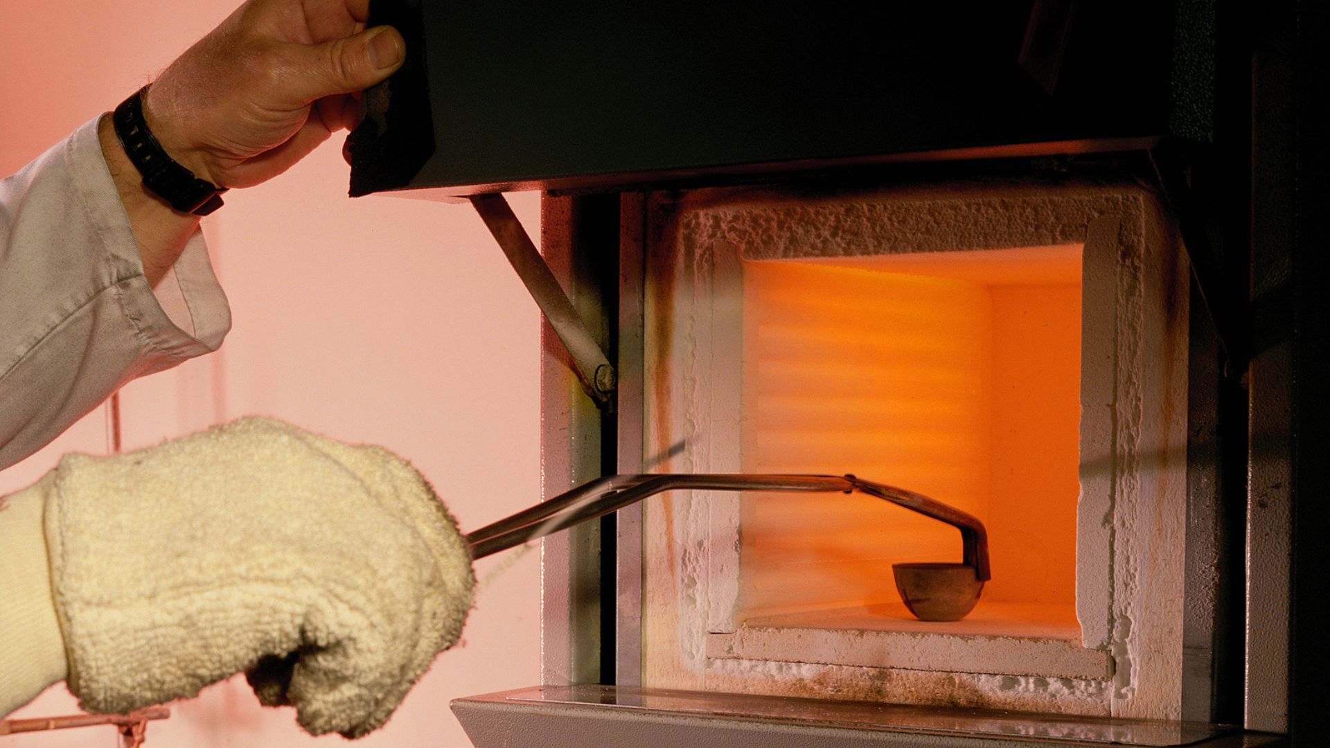 Plasma dựa trên nước tạo hợp kim mới để biến CO₂ thành các hóa chất hữu ích