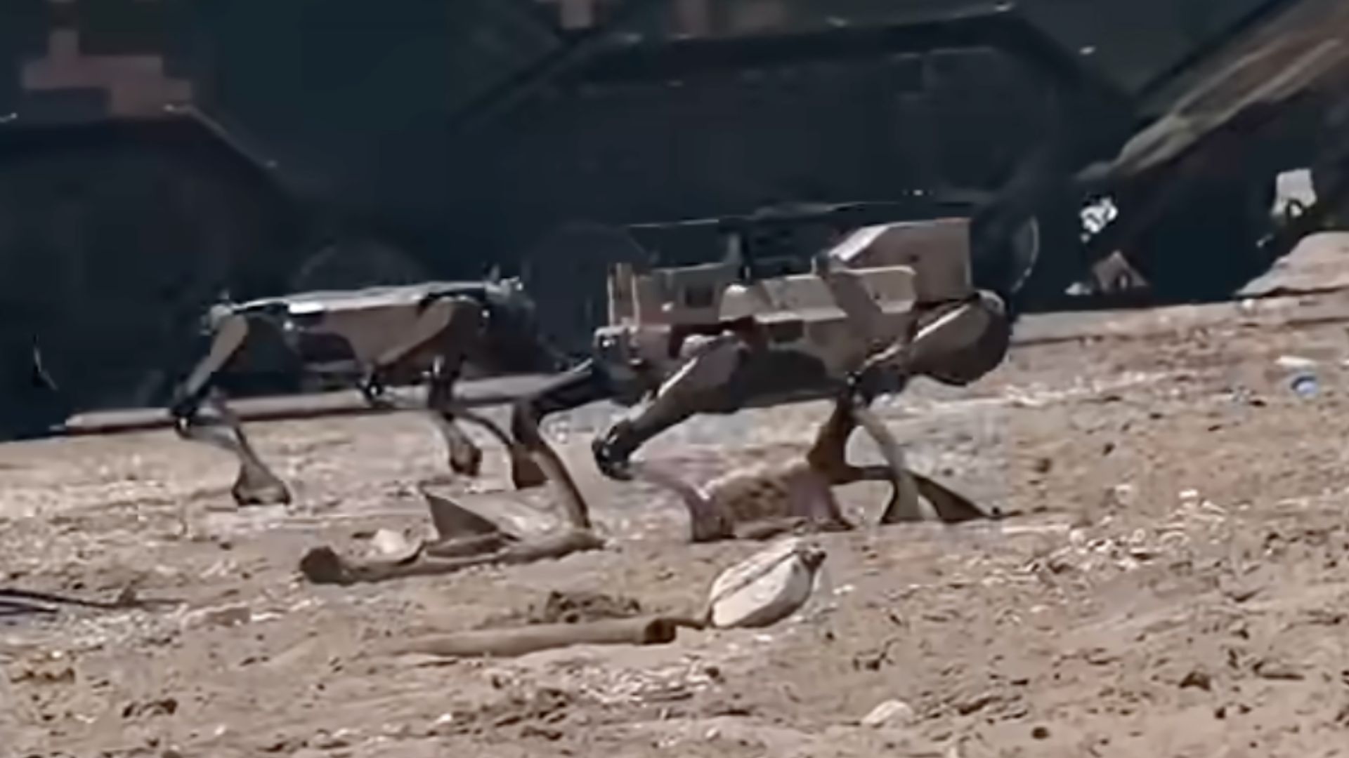 Xem: Những chú chó robot mang đầy chất nổ của Trung Quốc thể hiện sức mạnh trong cuộc diễn tập tấn công