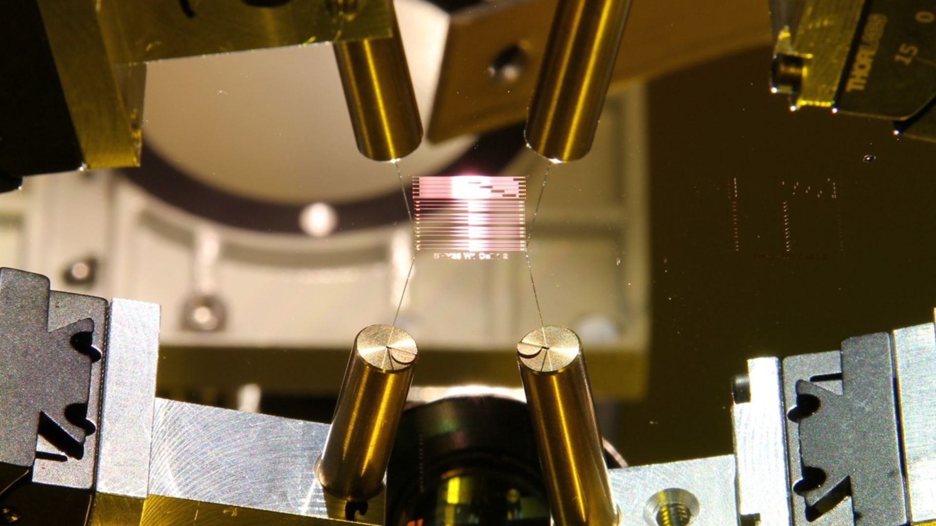 Scientists miniaturize quantum optics to boost next-gen processors