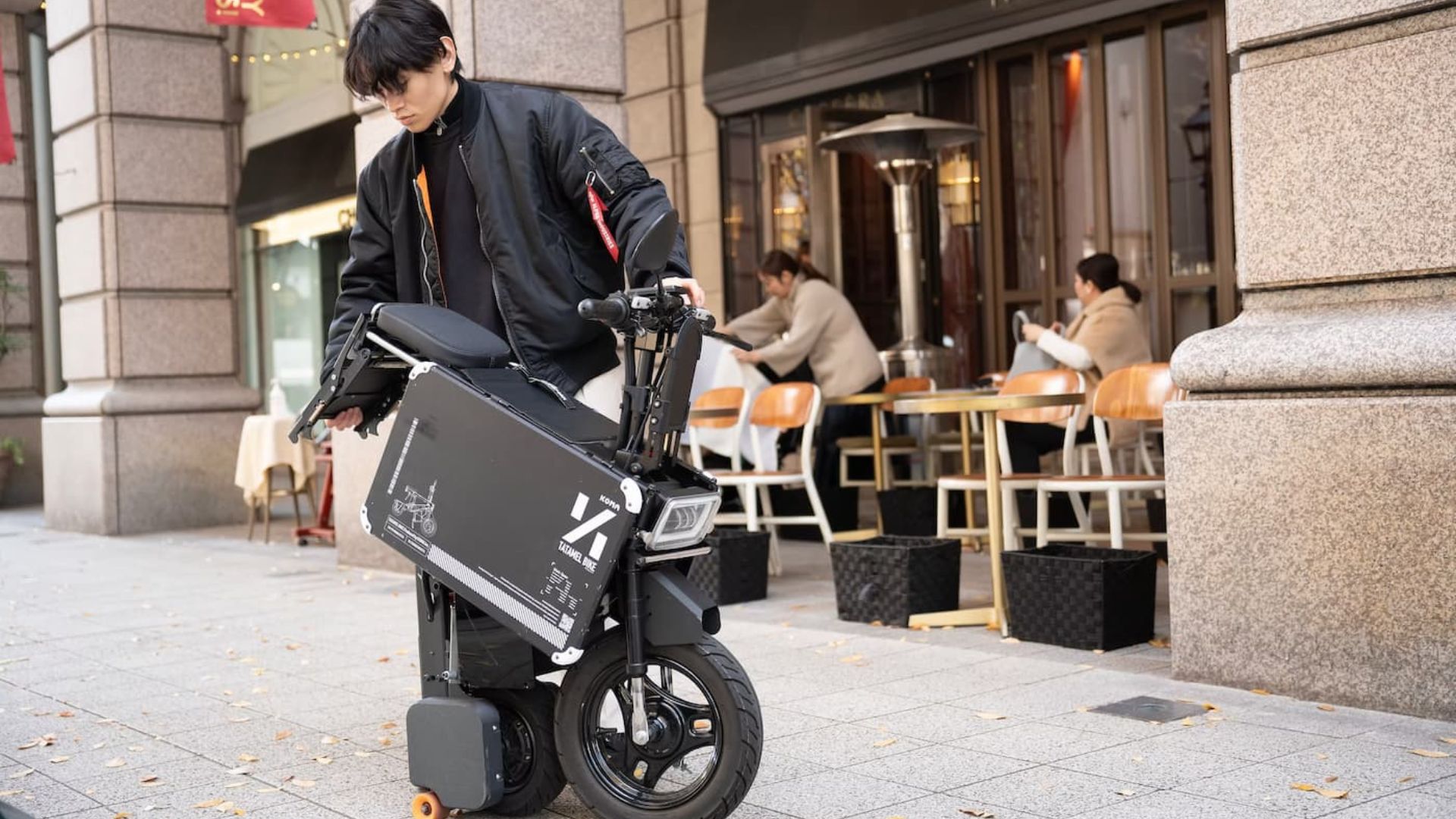 Xe tay ga điện nhỏ gọn gập lại bằng kích thước vali giúp di chuyển trong thành phố dễ dàng hơn