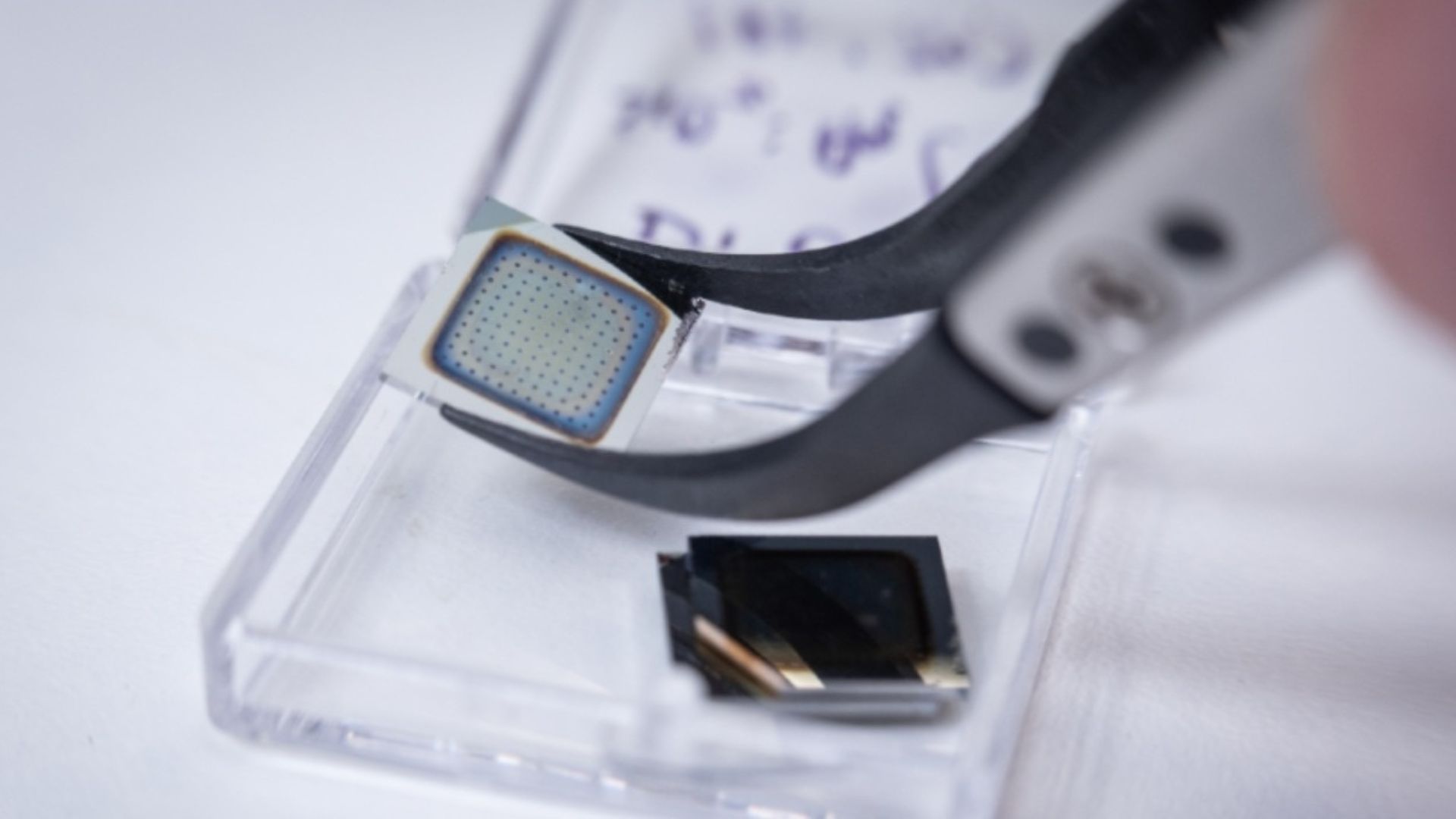 Tế bào thần kinh mô phỏng não bộ đưa robot tiến gần hơn đến khả năng điều khiển giống con người