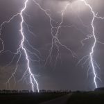 Các nhà khoa học sử dụng nhíp laser để bắt giữ các hạt kích hoạt tia sét.