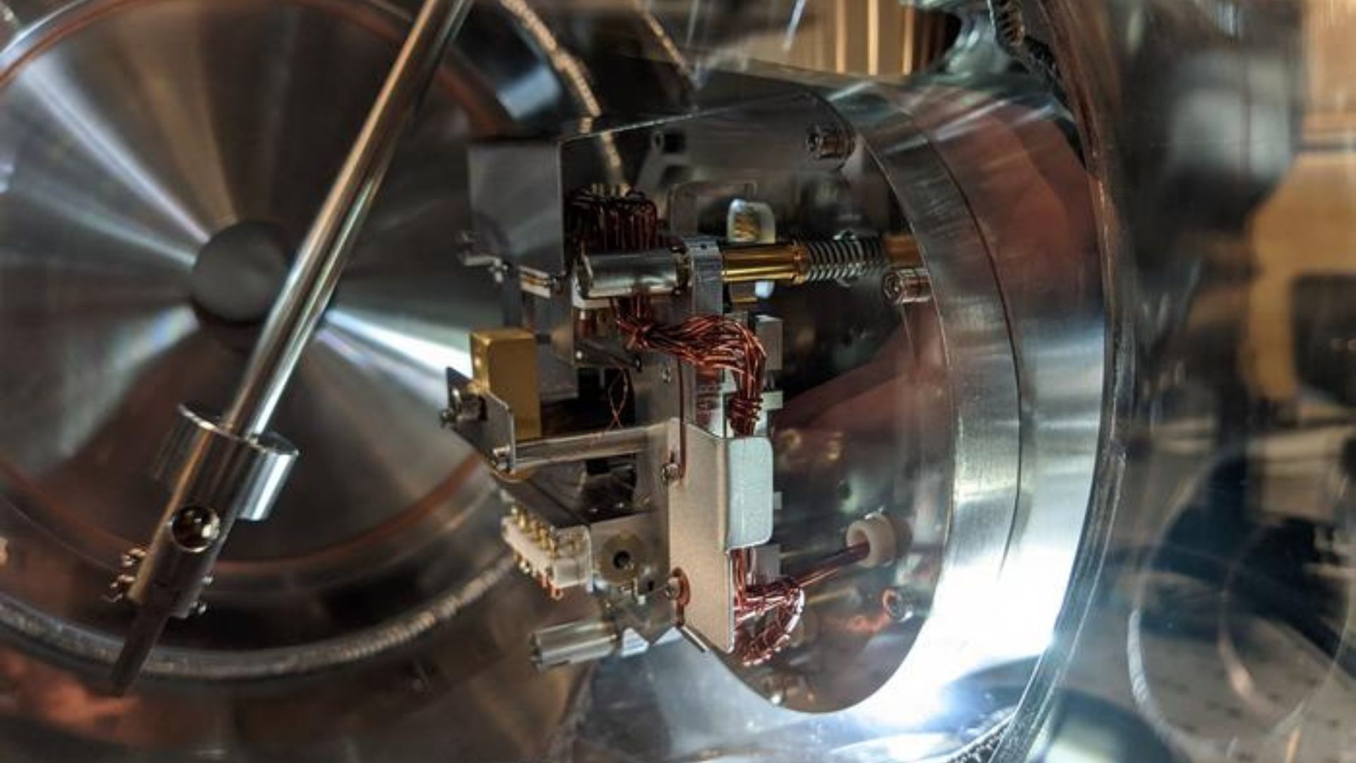 Thấu kính plasma đầu tiên trên thế giới giữ lại 80% công suất ánh sáng attosecond