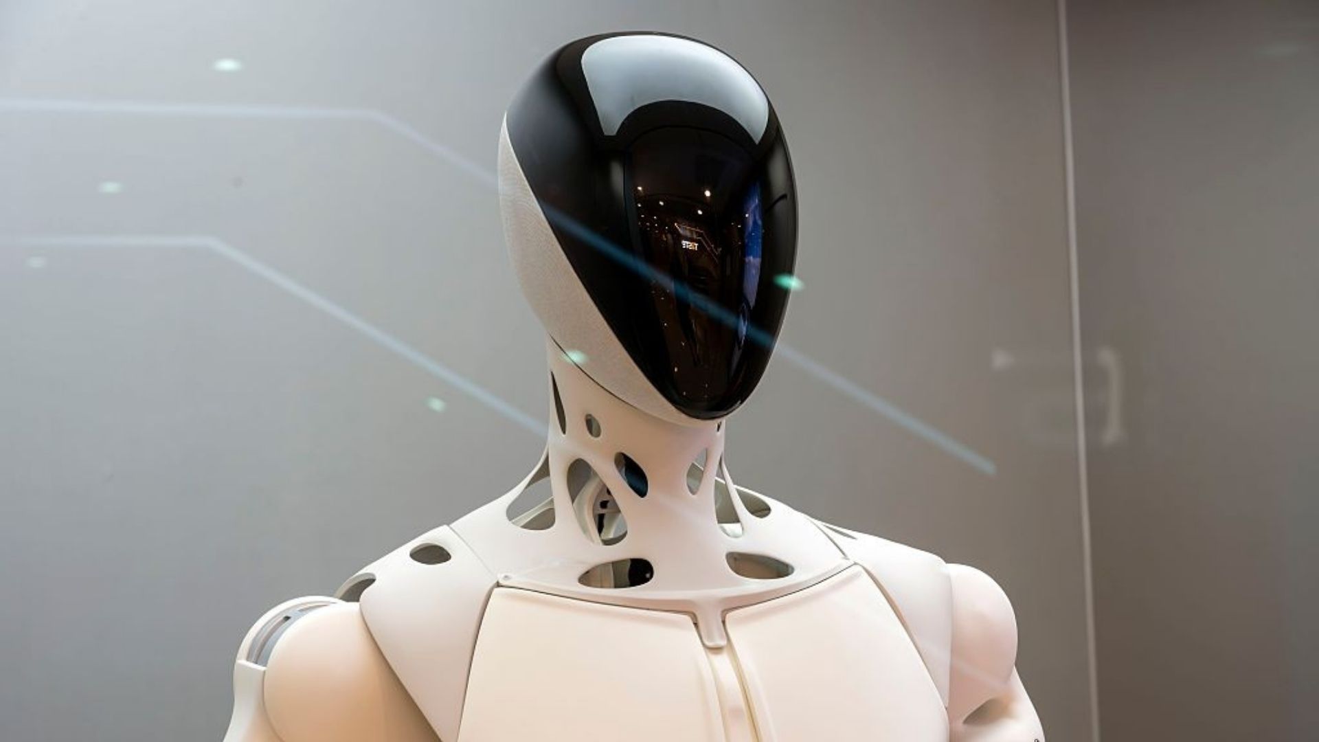 Người máy hình người mới của Pháp bước vào khu vực hạt nhân để chịu nhiệt