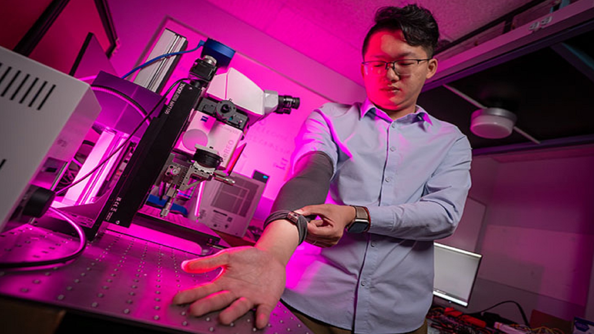 Thiết bị đeo được hỗ trợ AI biến các cử chỉ hàng ngày thành điều khiển máy móc