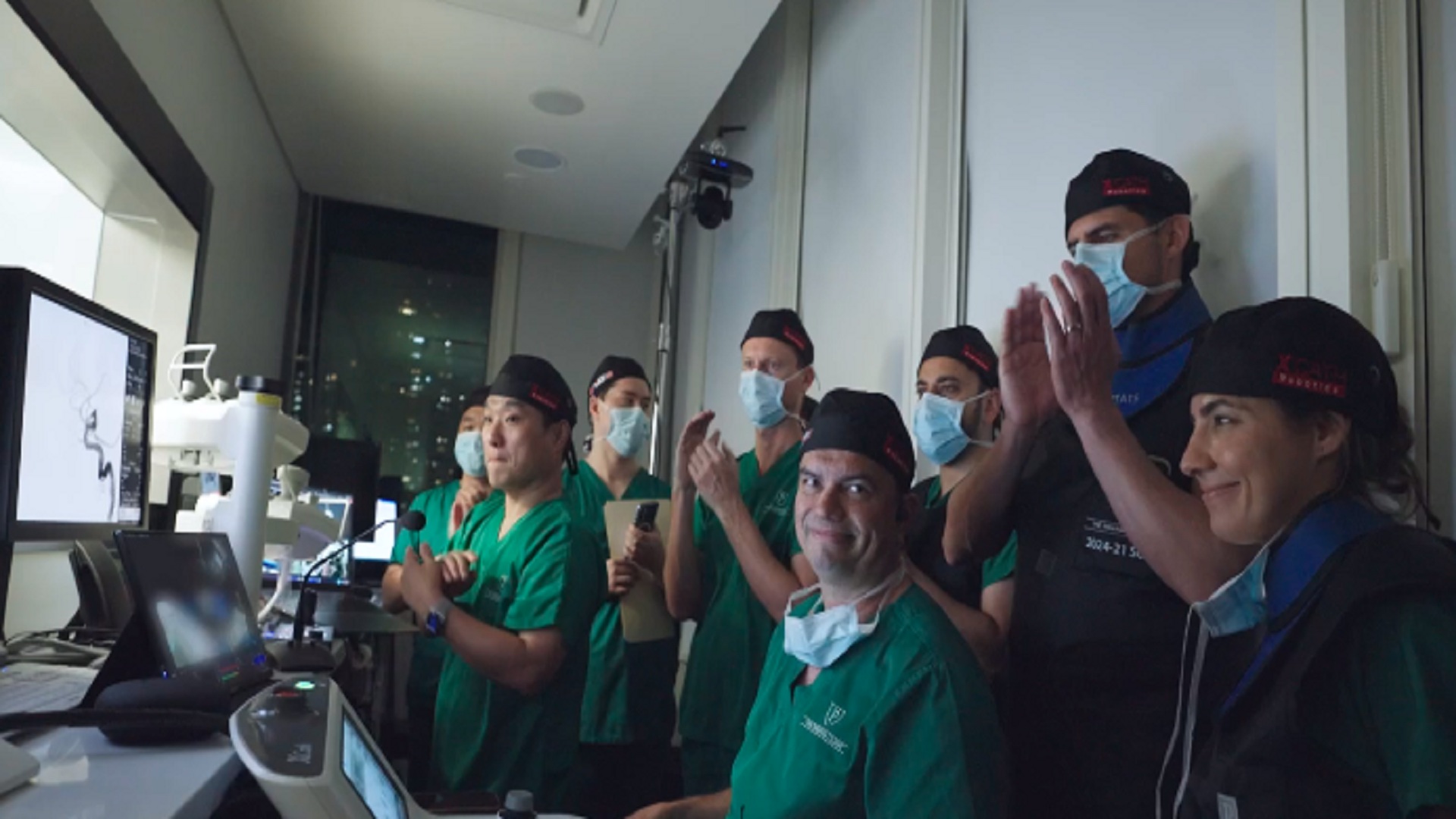 Robot ba trục tạo nên lịch sử với ca sửa chữa phình động mạch não người đầu tiên