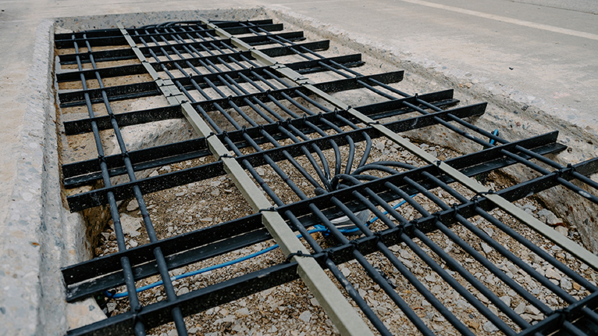 US roadway charges electric truck at 65 mph using wireless coils