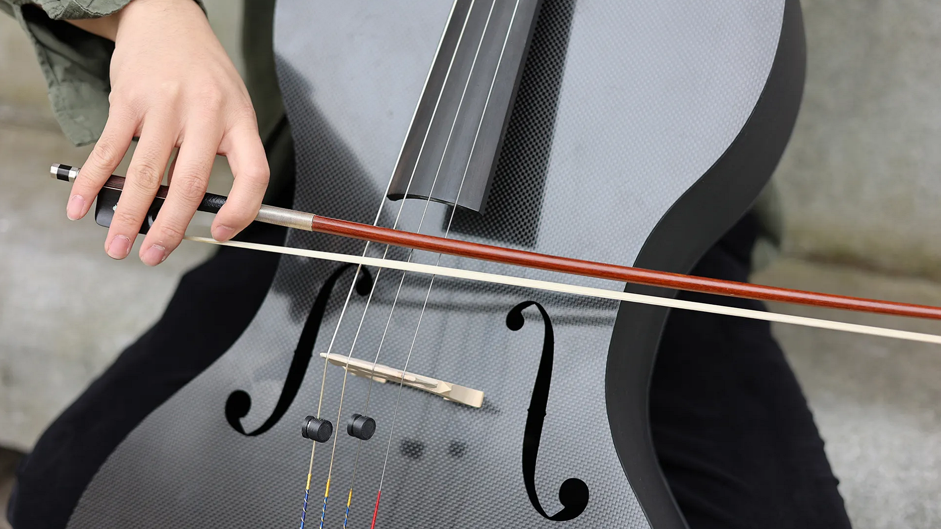 Chiếc đàn cello 300 năm tuổi được tái chế giúp sinh viên Mỹ đạt được thỏa thuận trên Shark Tank