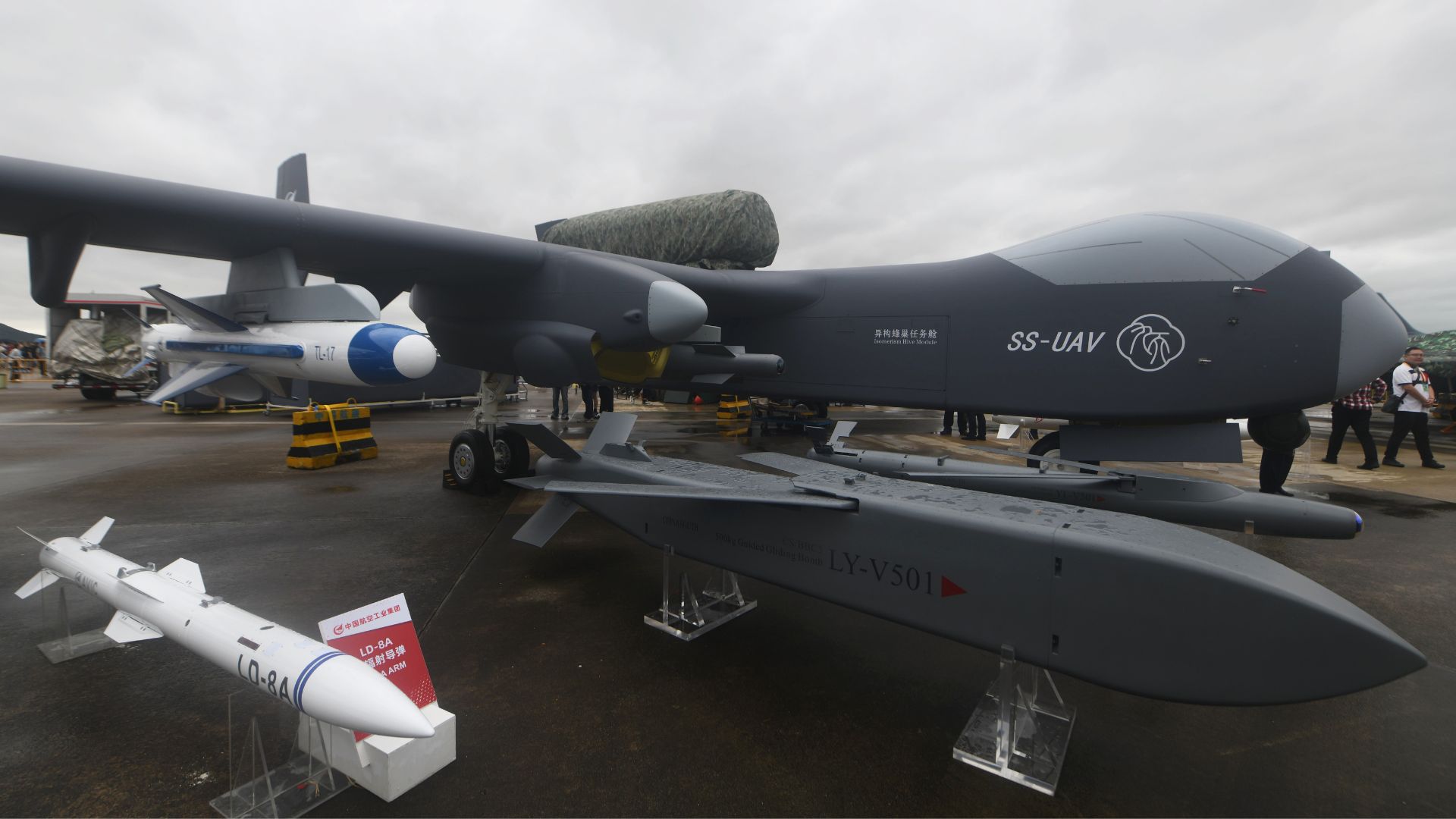 Trung Quốc bay thử thành công tàu mẹ drone nặng 16 tấn đầu tiên trên thế giới có khả năng phóng đàn drone