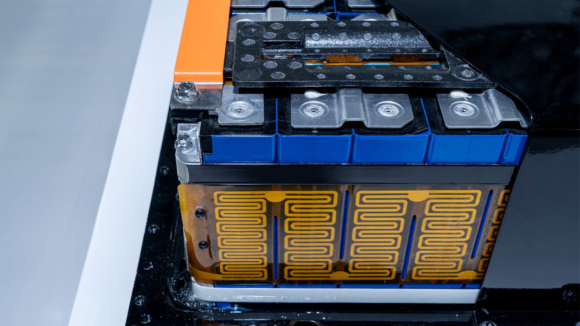 Sodium EV battery beats lithium in charging speed, heat control