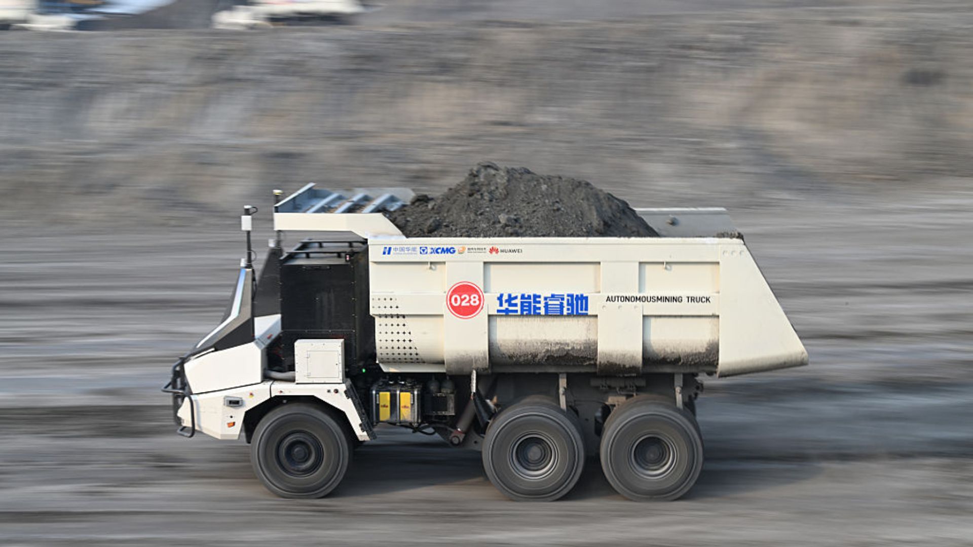 Mỏ khai thác cao nhất thế giới thử nghiệm xe tải không người lái sử dụng 5G của Trung Quốc