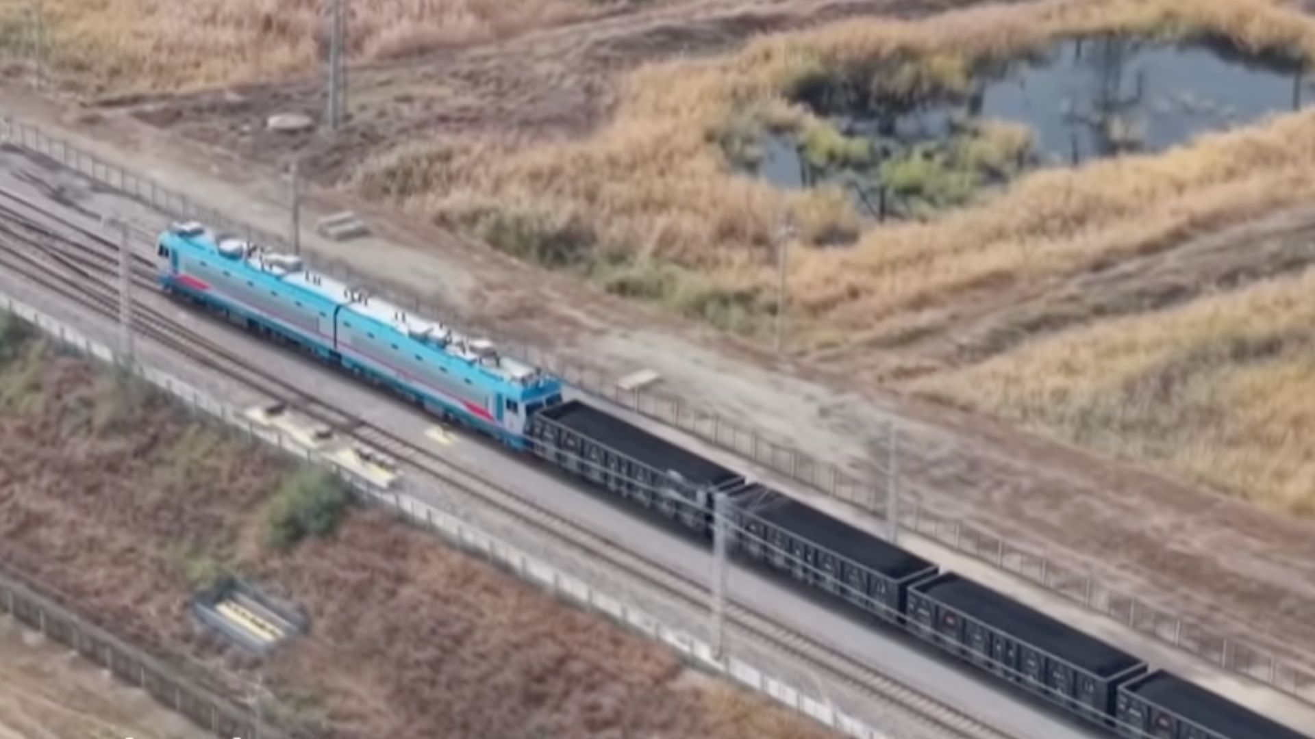 World-first: China wirelessly runs trains carrying 38,580 tons cargo