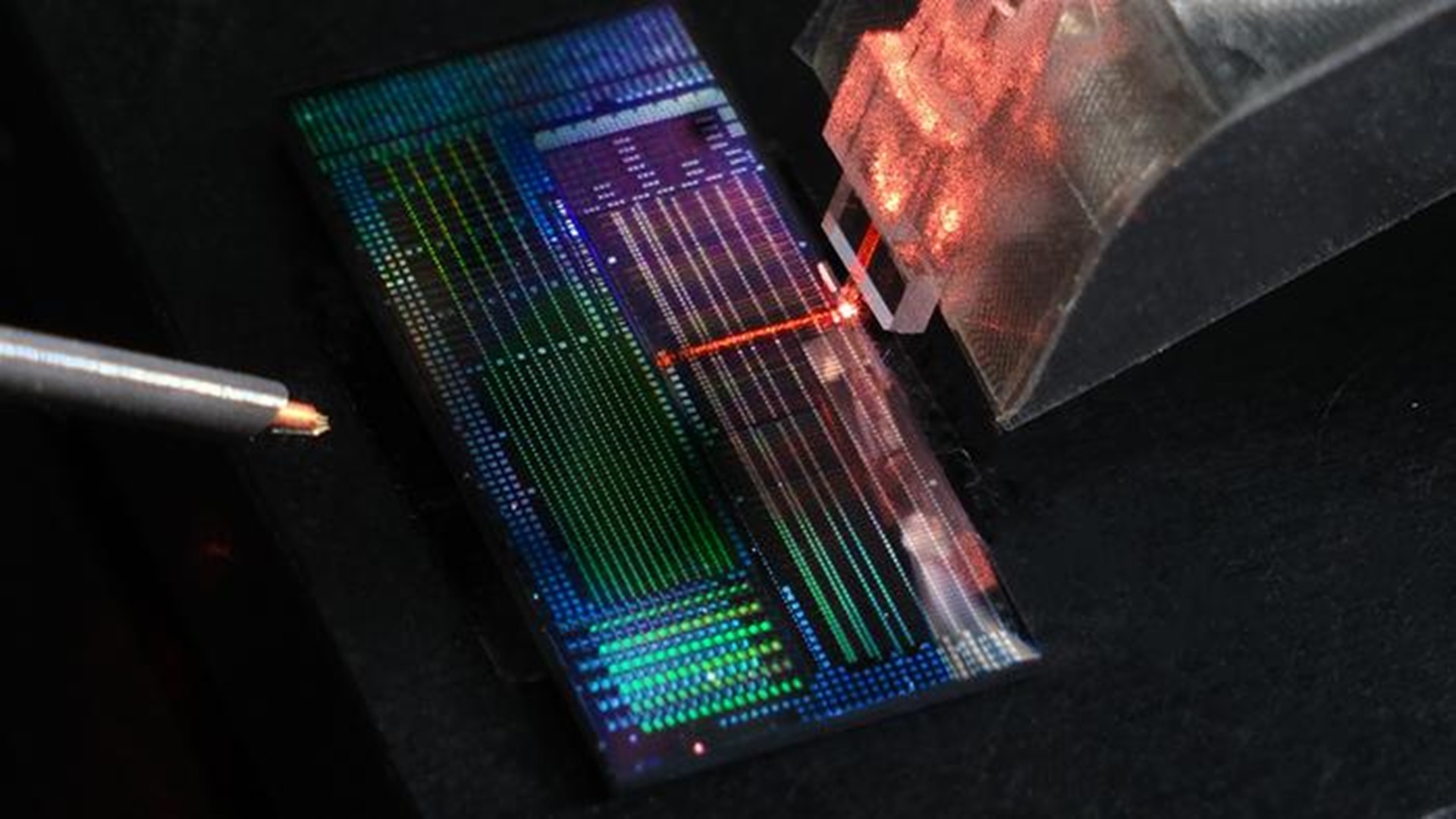 Chip 100× smaller than a hair could help scale quantum computing