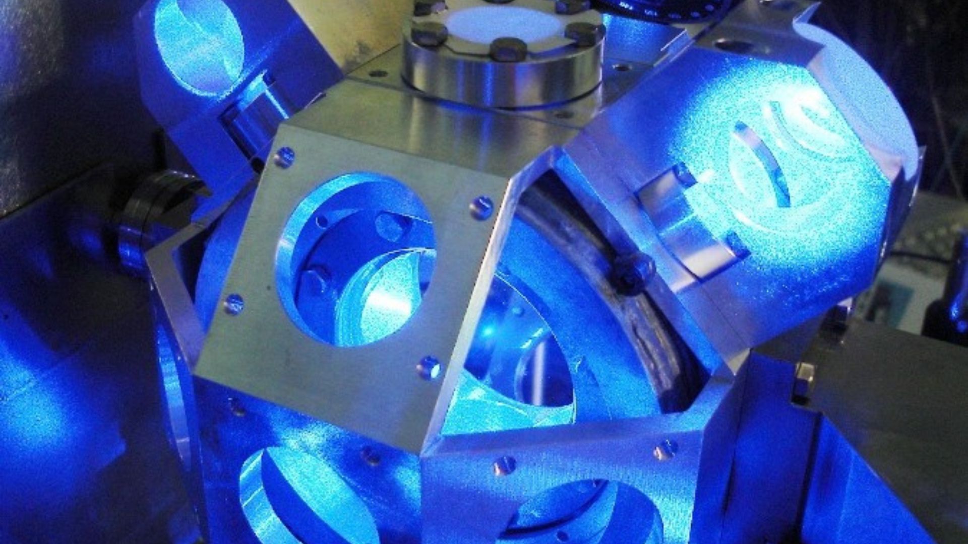 UK researchers unveil ultra-precise atomic clock that is small enough to carry by hand