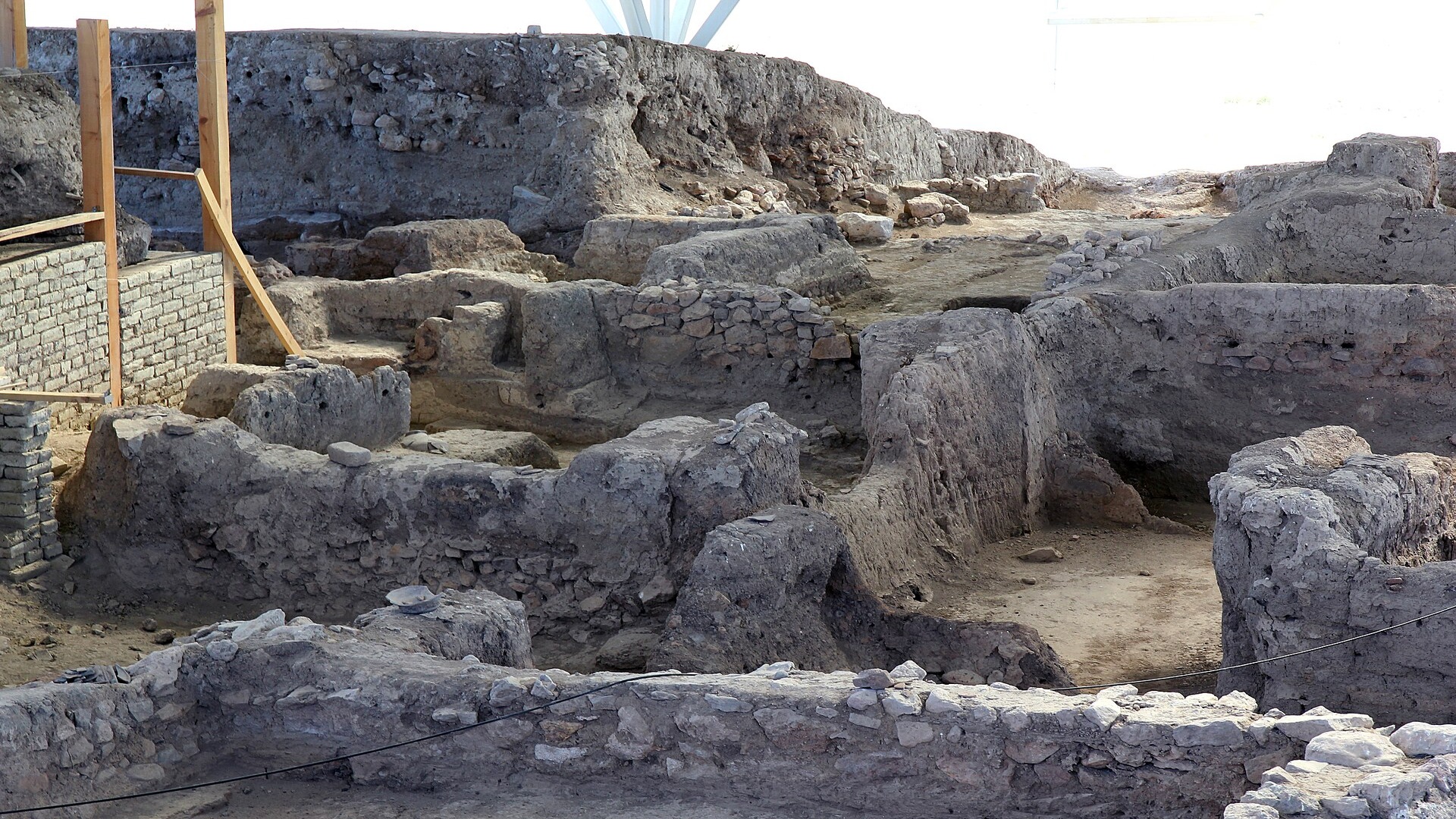 Two 4,000-year-old burnt fabrics reveal a lost Bronze Age textile industry
