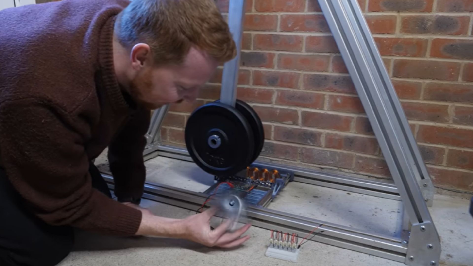 Video: Kỹ sư biến năng lượng từ con lắc dao động thành điện năng