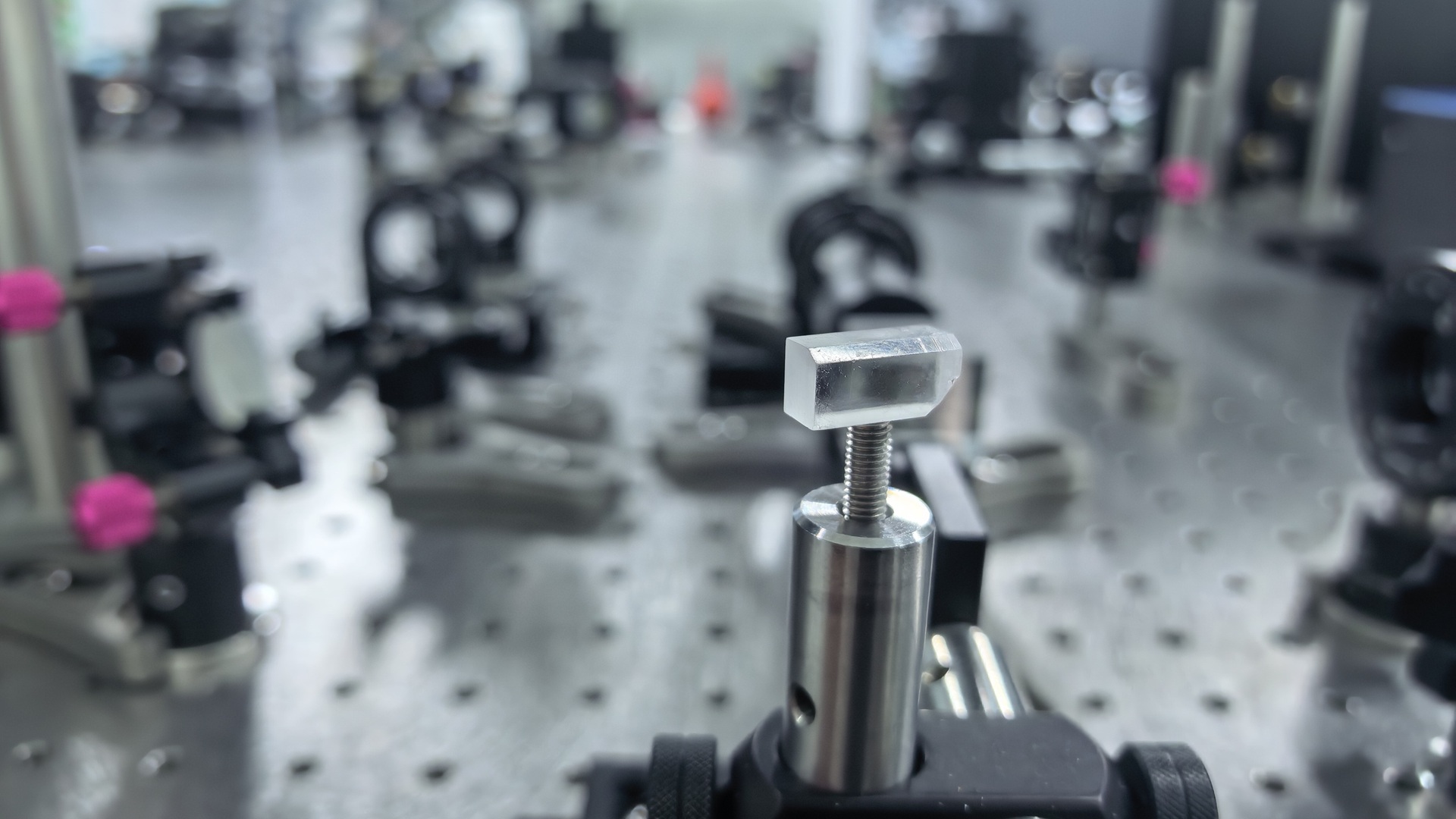 Tinh thể mới của Trung Quốc phá kỷ lục laser tử ngoại chân không ở bước sóng 158,9nm