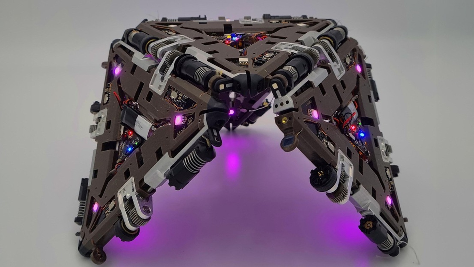 Modular robots boost reliability through shared power and sensors