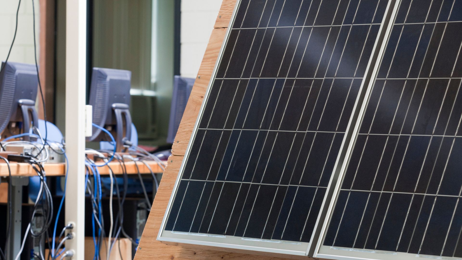 Phân tách đơn phá vỡ 'giới hạn' của pin mặt trời với hiệu suất lượng tử 130%