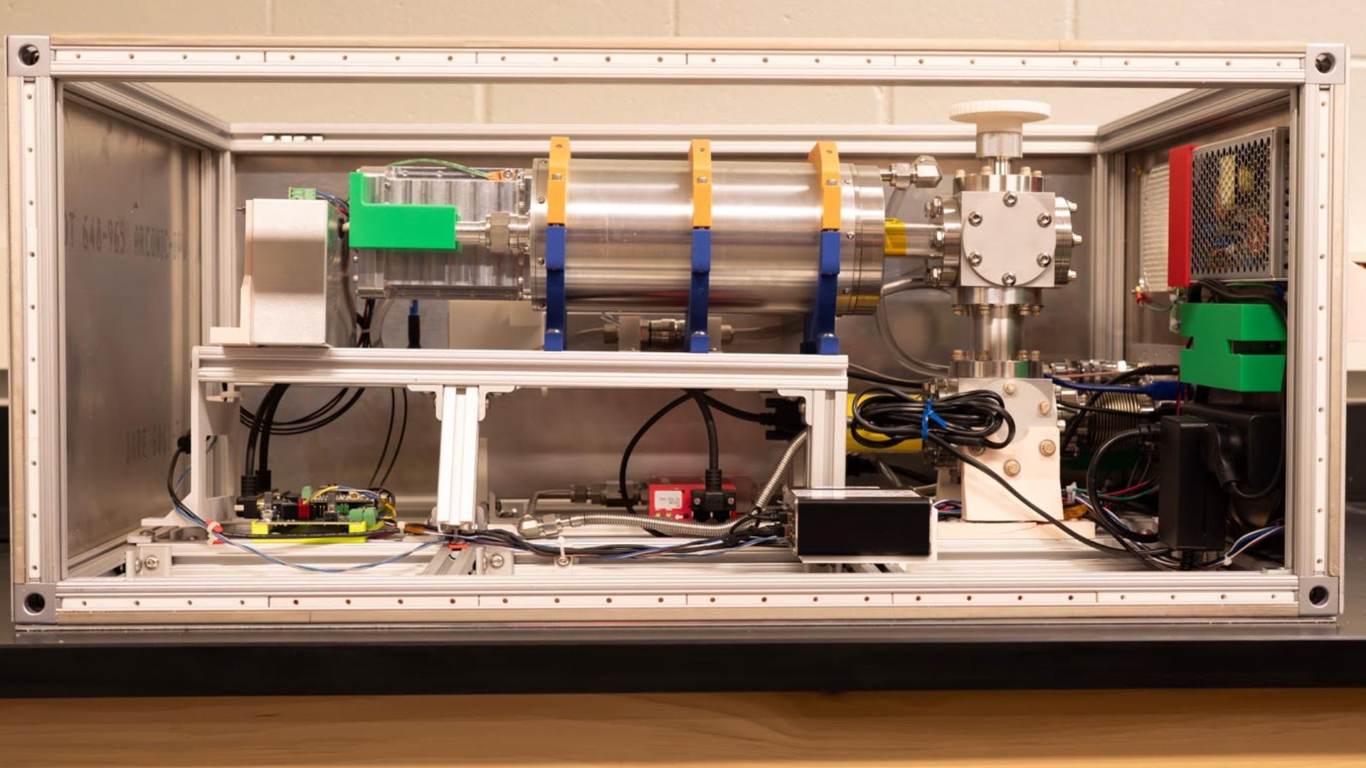 Trường đại học Mỹ lắp đặt thiết bị hợp nhất hạt nhân để bàn Alpha-E lần đầu tiên
