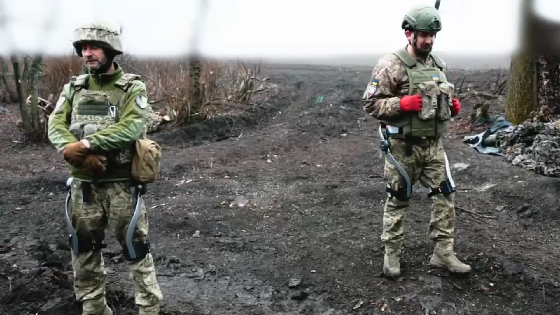 The soldiers of the 147th Brigade used Hypershell leg exoskeletons to manage the extreme physical load of carrying 15–30 artillery shells daily, each weighing approximately 50 kg. 