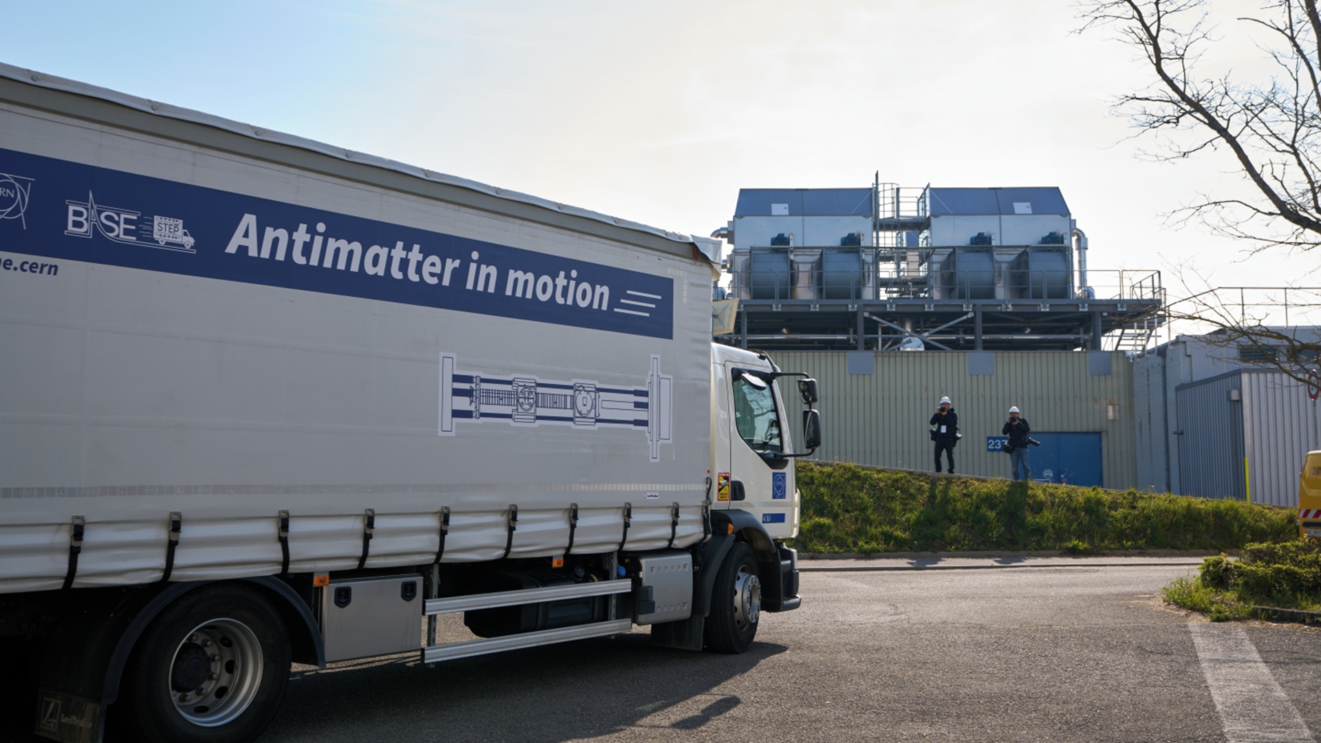 Phương tiện vận chuyển xe tải phản vật chất đầu tiên trên thế giới có thể giải mã bí ẩn Vụ Nổ Lớn