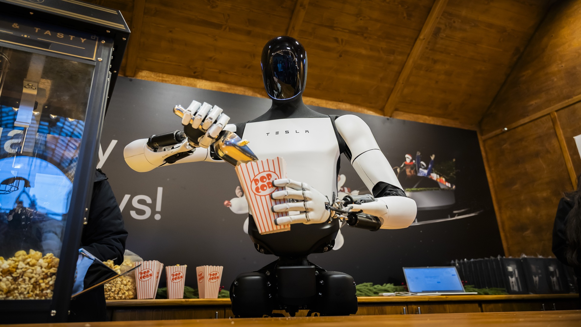 Tesla's Optimus humanoid robot cheers runners at Boston Marathon
