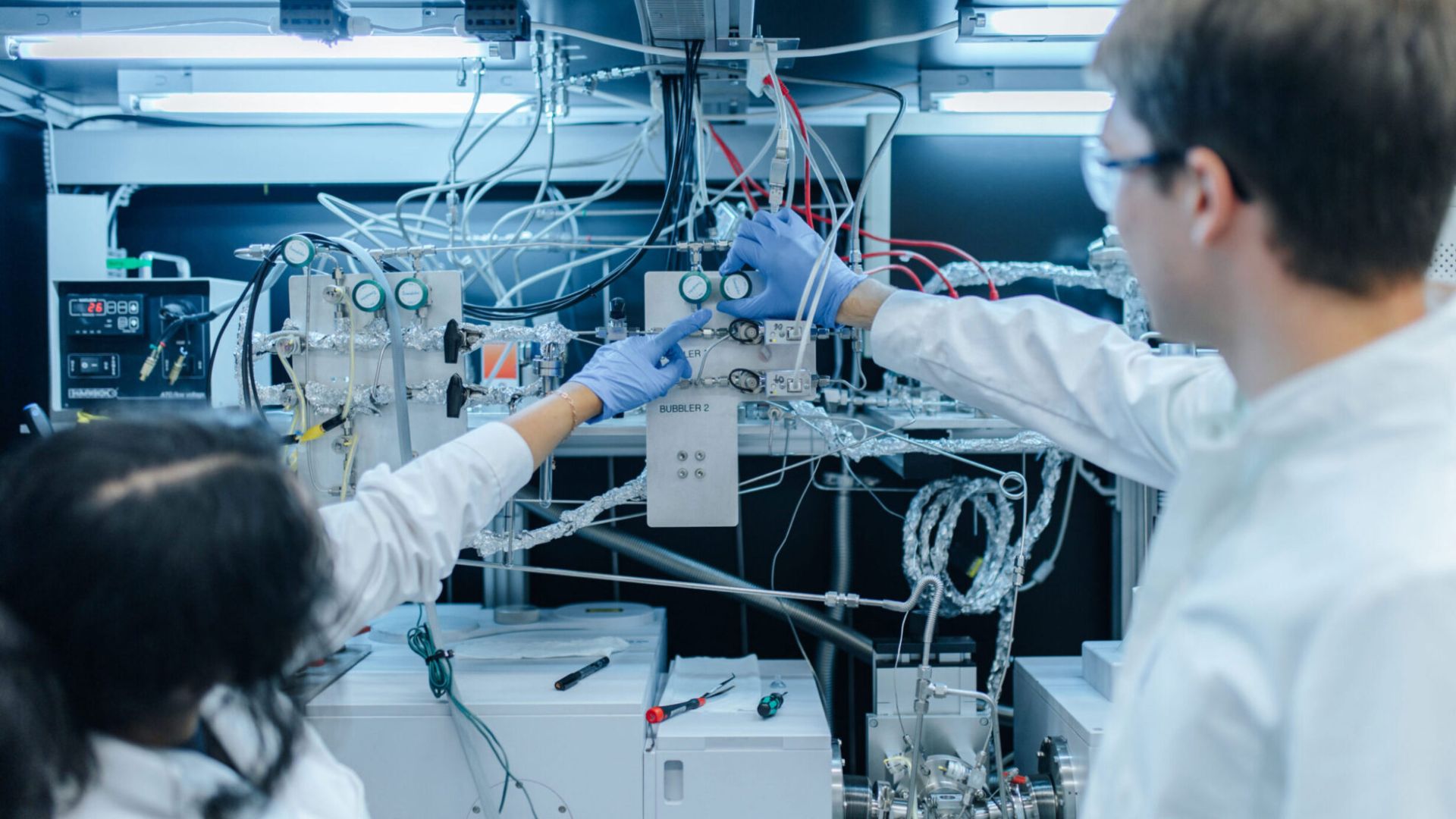 Shape-shifting material to enable light-controlled artificial muscles