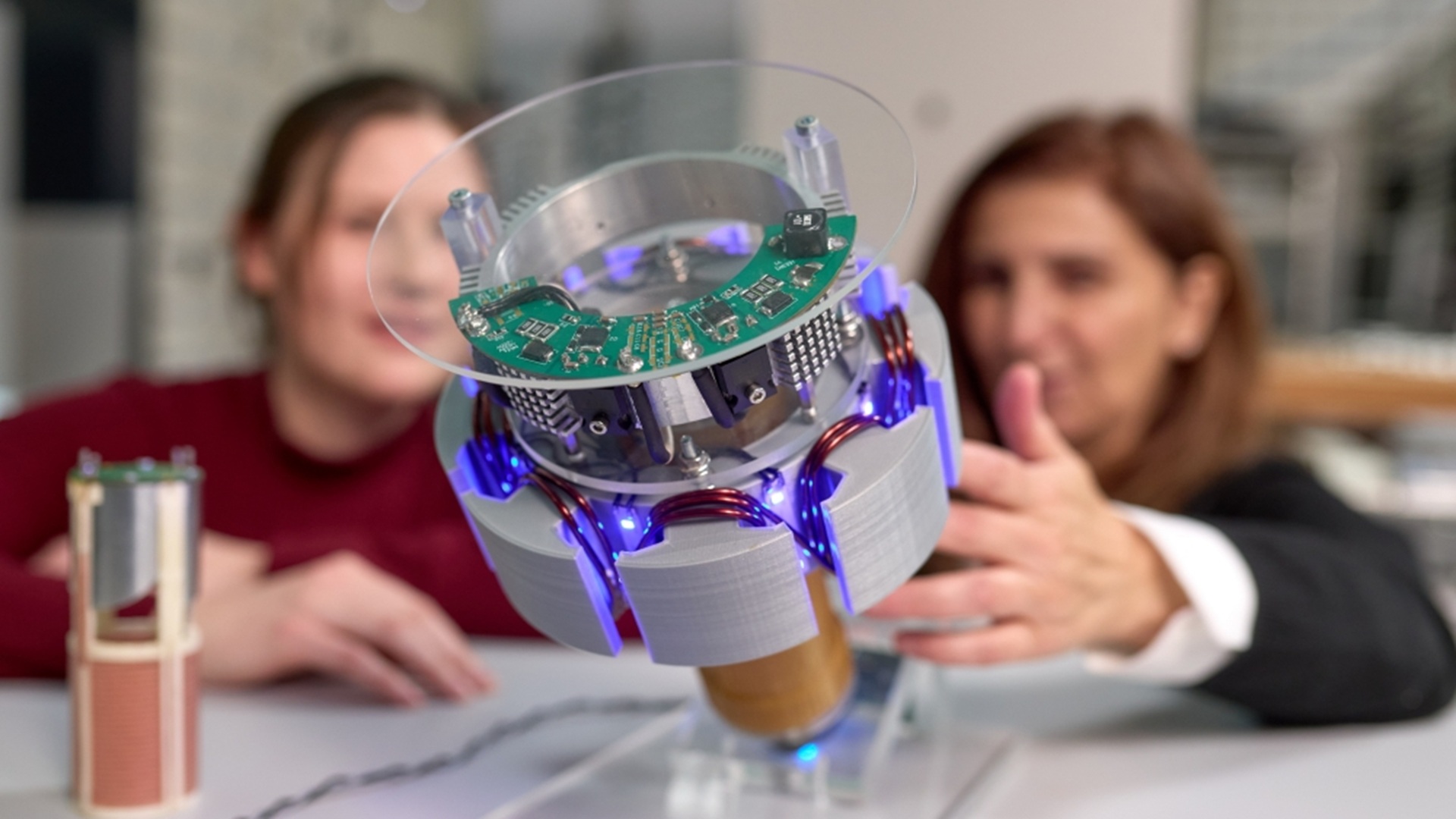 Kabelloses E-Auto-Laden erreicht 95 % Effizienz und versorgt Netze unterwegs