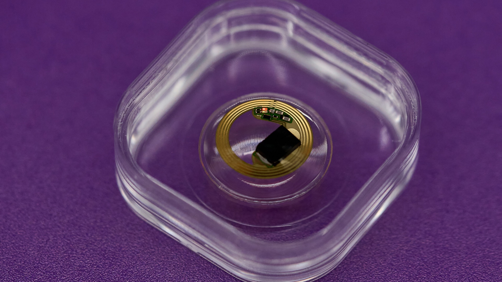Smart lenses made possible with rice grain-sized solid-state battery