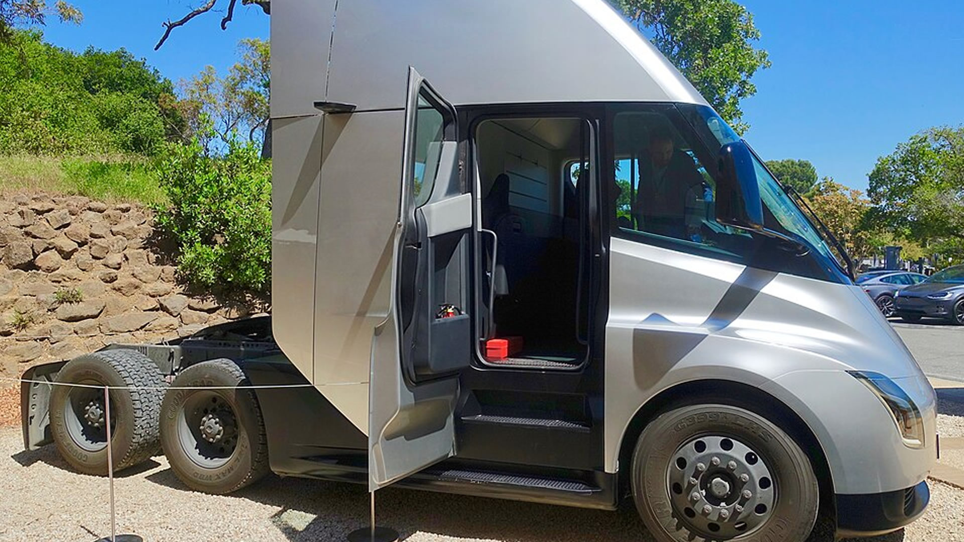 China eyes near-100% electric trucks to secure energy security, cut emissions