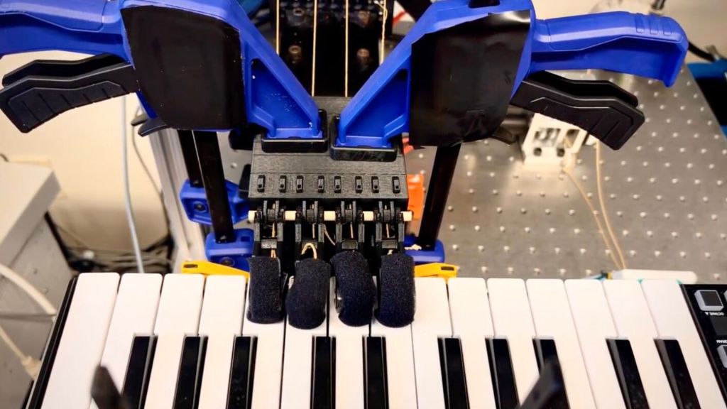 New piano-playing robotic hand learns notes after just two minutes of practice