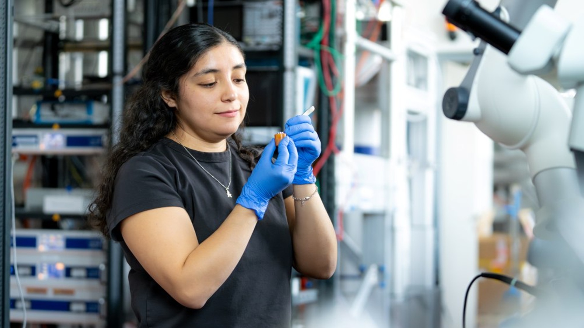 Crystal smaller than a grain of sand breaks physics rules, regains superconductivity at 70 Tesla