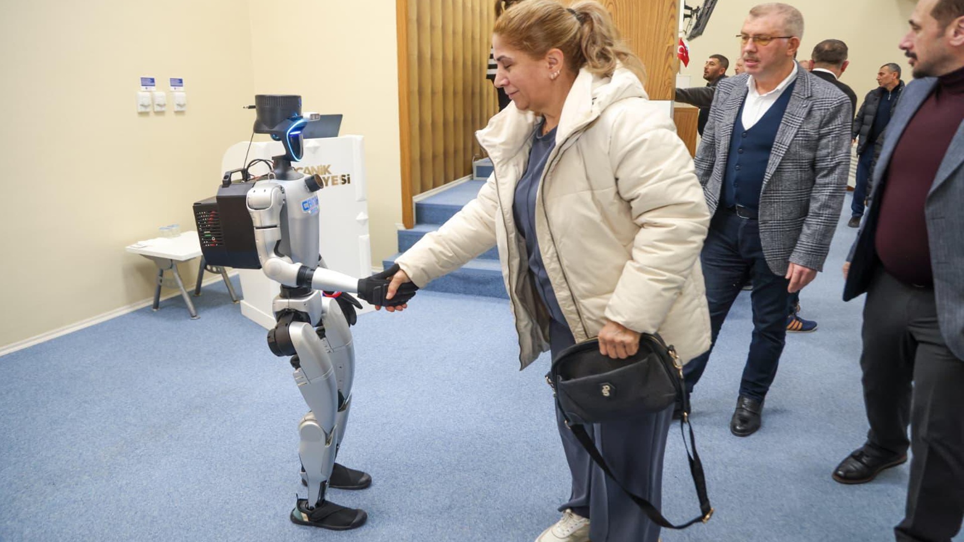 CANIKMAN: Turkey’s first humanoid robot attends local government meeting
