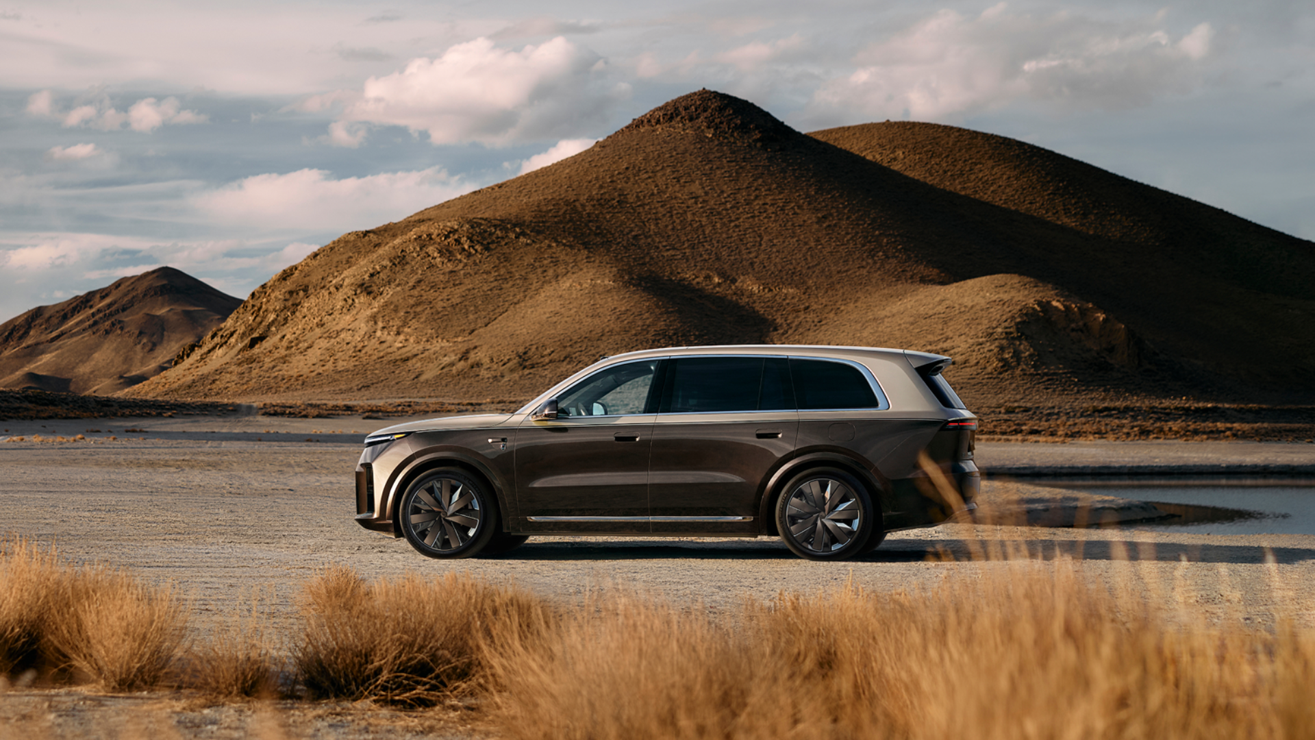 China's premium EV maker reveals 563-hp hybrid with 1,025-mile range
