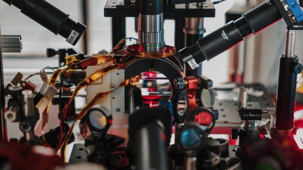 Scientists forge 24,000-atom mini universe that generates time without a single clock
