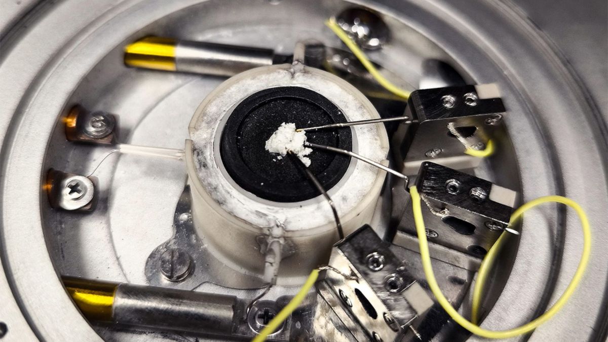 932°F molten salt process turns thin air into solid graphite for EV battery components