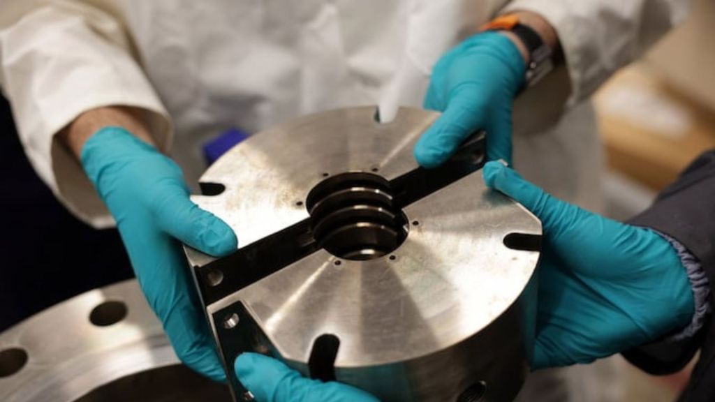 Rare 2,300-hrs test proves graphite seals can stand the heat of molten salt reactors
