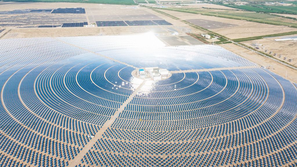 World’s largest hybrid solar plant stores energy in molten salt to supply power at night