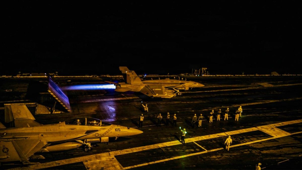 Video: 97,000-ton US aircraft carrier marks 200,000 landings with F-35C fighter recovery
