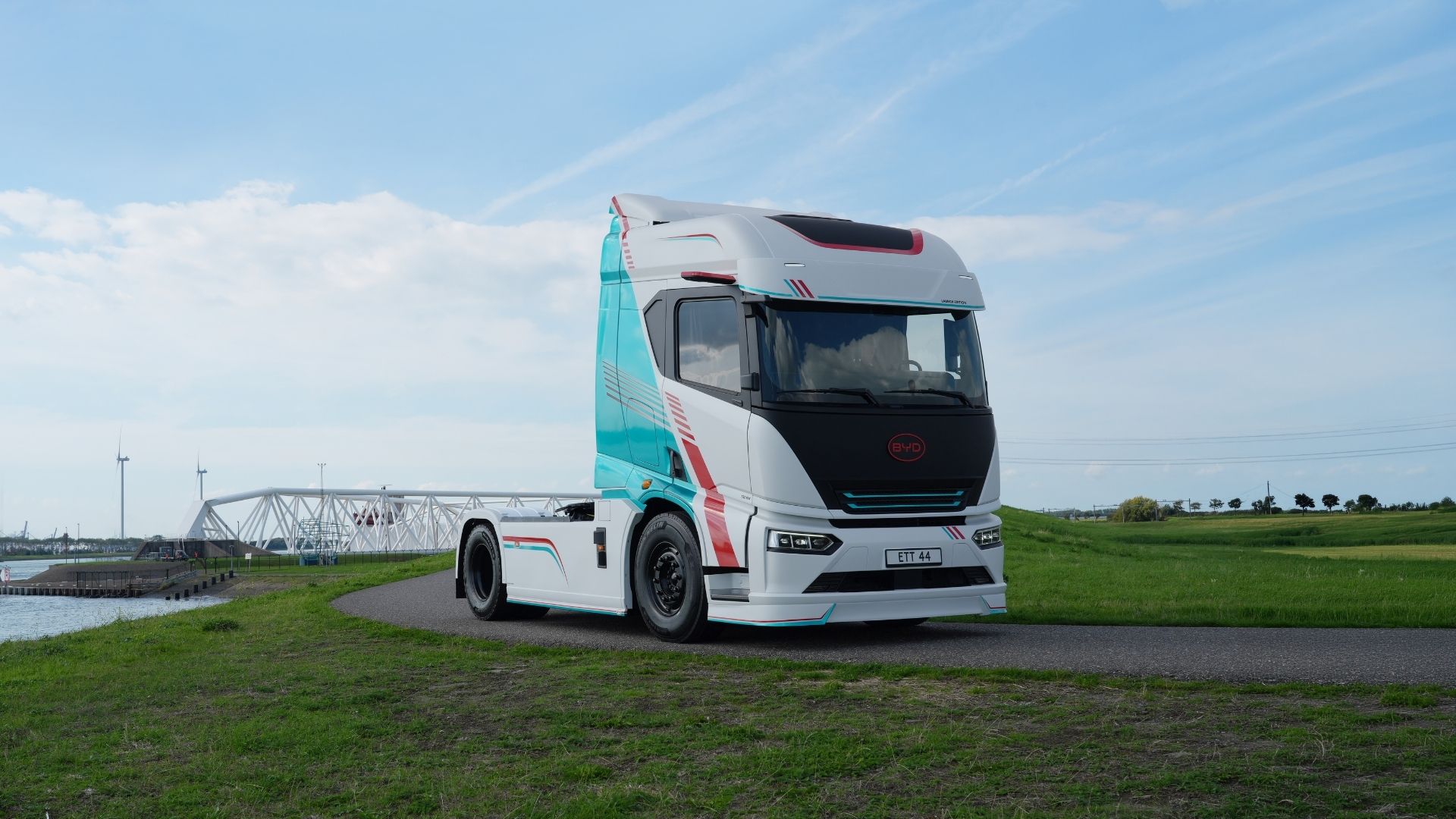 BYD представила 49-тонный электрический тягач с зарядкой 1,5 МВт