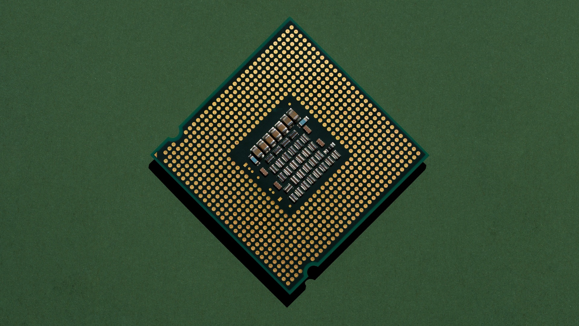 Koyu yeşil bir zemin üzerinde, sayısız pini olan altın rengi bir CPU çipi yer almakta olup bilgisayar teknolojisinin temel bileşenini temsil etmektedir.