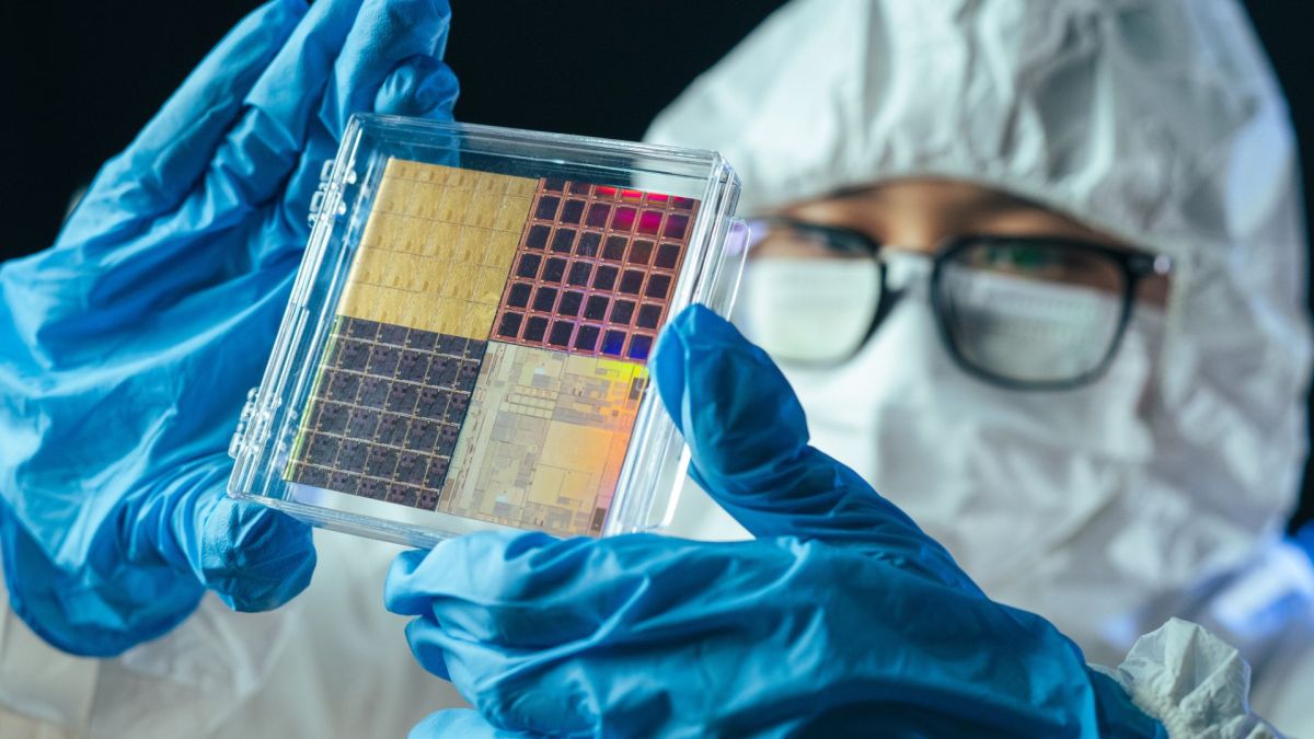 ‘Breakthrough’ perovskite-silicon tandem solar cell hits 34% efficiency, record-level voltage