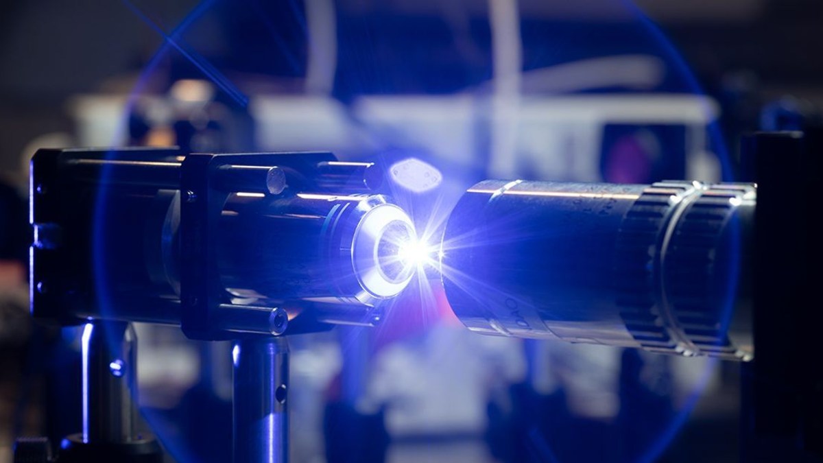 Engineers use tiny light beam to rewrite magnetic memory at high speed