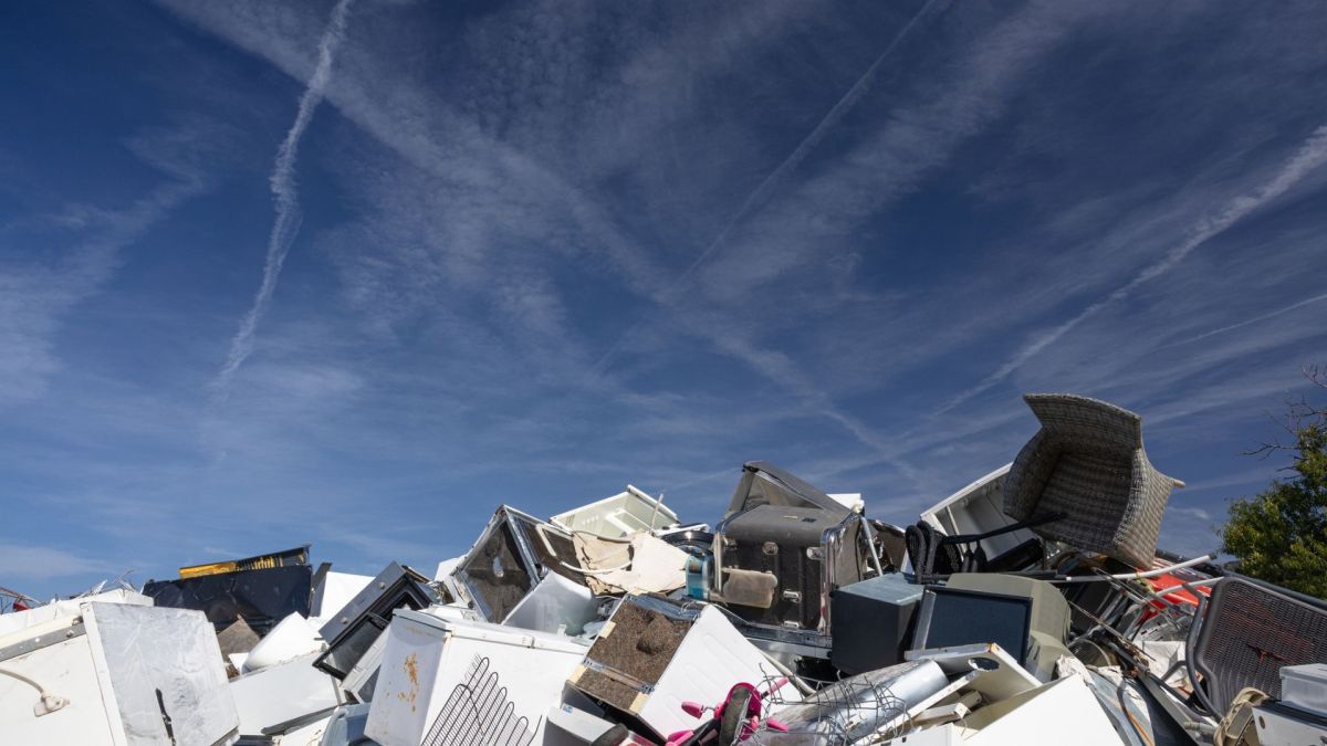 Flash heating recovers 90% of scarce metal from old electronics plastic waste