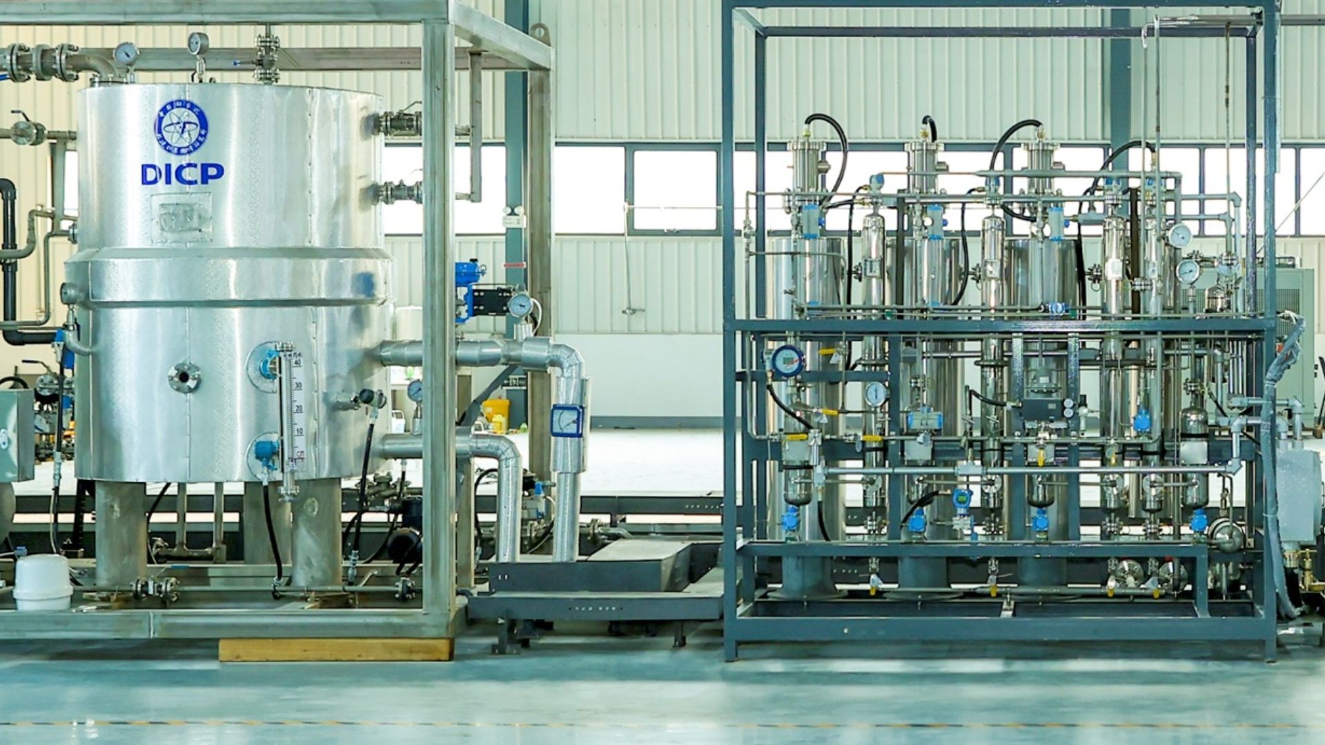 Photograph accompanying Dalian researchers boil seawater with electrolyzer waste heat in a 250 kW hydrogen plant