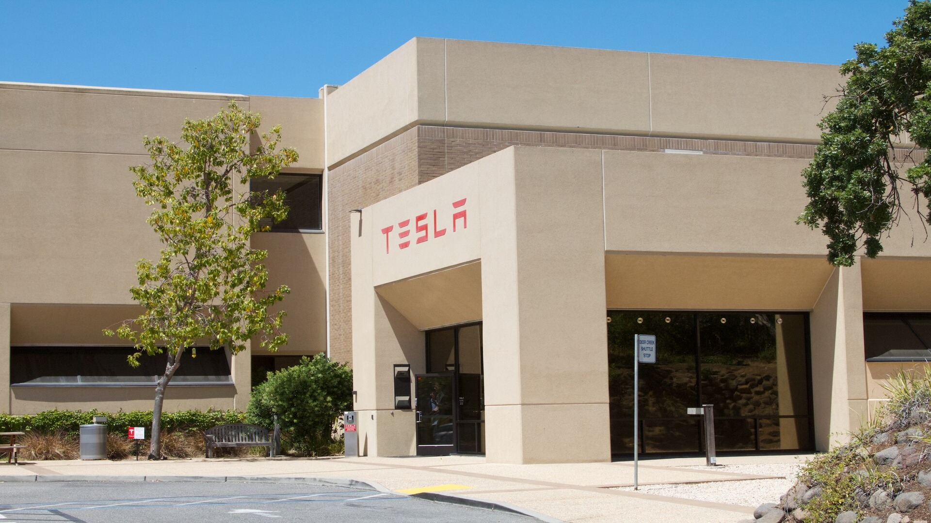 Tesla secures 90% output from new Arizona solar-storage plant